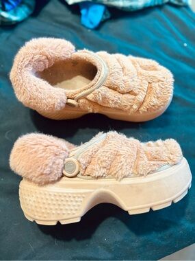 CROCS Faux Fur Platform Clog in Warm Brown